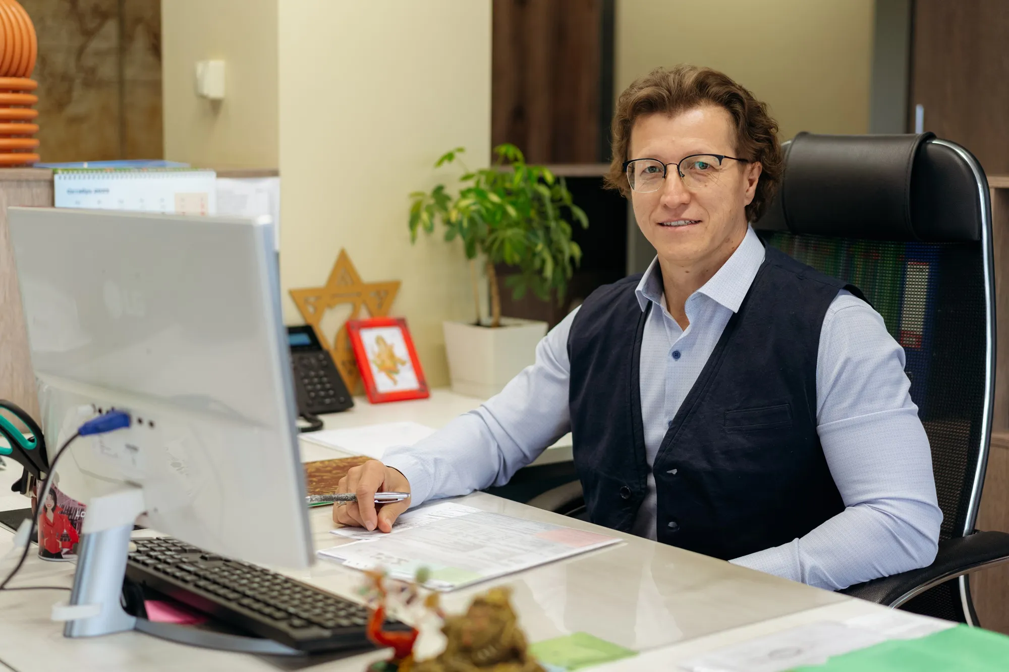 Менеджер по работе с проектами </br> Хожикулов Геннадий